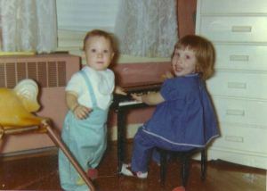 In 1962, Lynne and brother Scott entertained the family